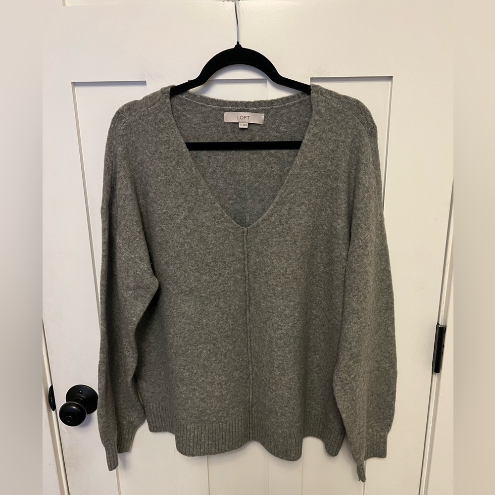 Loft Gray V-Neck Relaxed Fit Cozy Soft Sweater Size Medium